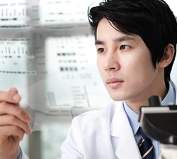 주요사업 네번째 - 정밀화학 실험을 하는 것 같은 연구원 이미지